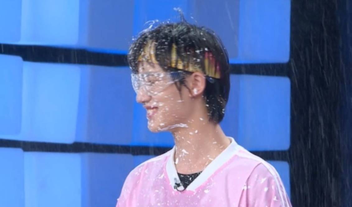 招过|丁程鑫被张雨绮用水球砸到，遇水脱妆被抓拍，男爱豆真颜值藏不住