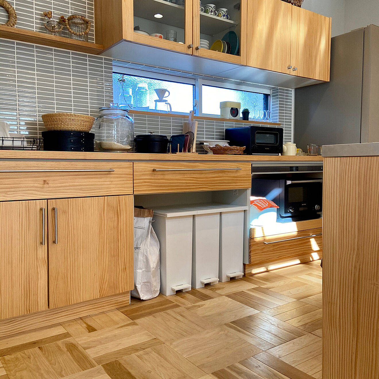 很喜欢这种温暖色系的木色橱柜,日本人橱柜色彩搭配上主要选择木色