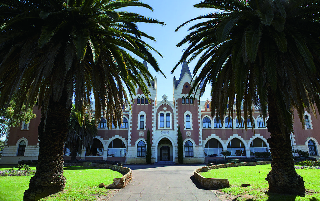西澳大学录取的学生都是什么样的背景?
