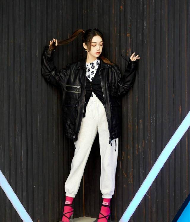 服装|中年女人最爱的黑白配，再加入一点“亮色”，就会高级得令人神往