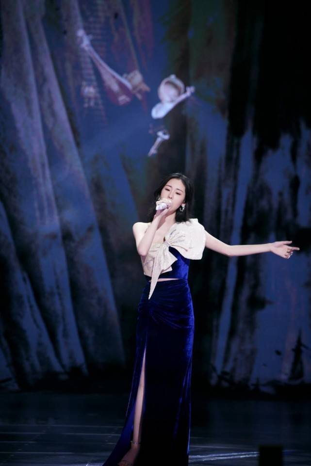 设计|张碧晨也太瘦了,穿露肩裙脖颈线条突出,一点不像是生过娃