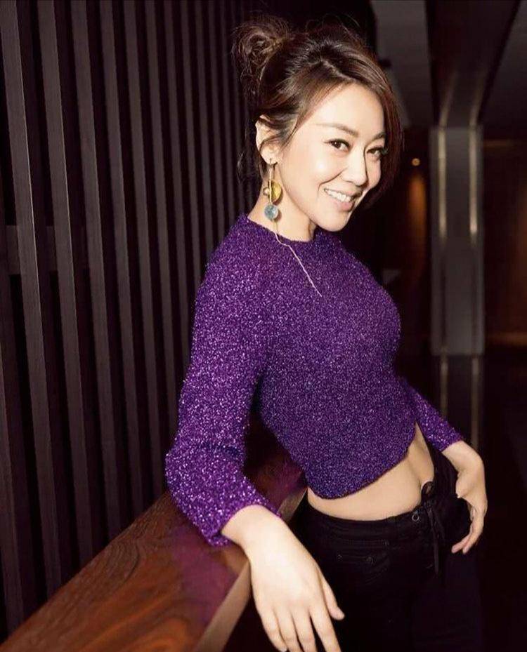 闫妮|49岁闫妮挑战脏脏辫，斜肩礼服衬出女神范儿，纤细身材减龄又吸睛