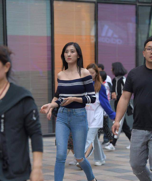 围巾|魅力动人的瑜伽裤装扮很有时尚感，显得身材妩媚动人，美感十足