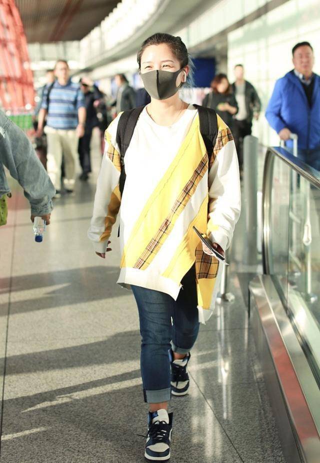 卫衣|何洁穿无规则拼接卫衣，爆款设计穿出时尚感