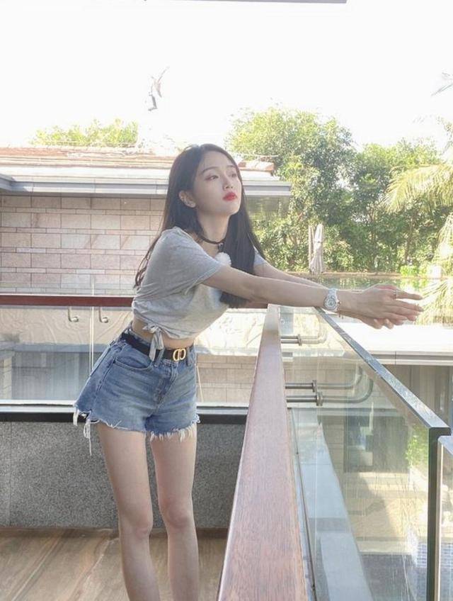 视觉|邱淑贞女儿穿露脐上衣配牛仔裤，尽显狂野性感魅力，身材也太好了