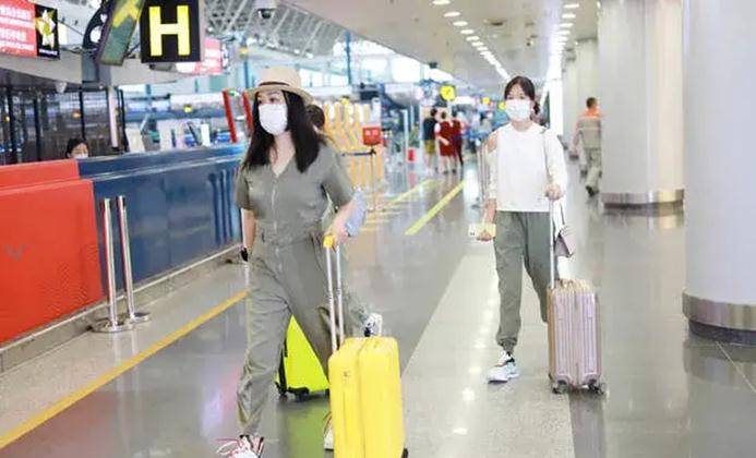 身材|钟丽缇携女走机场罕见不同框，穿连体裤抢镜，长女身高逆袭大变样
