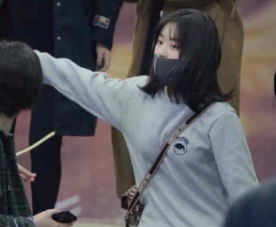 细腿排行榜_沈月录制节目被路透,双腿细出新高度,被网友称为:细腿月