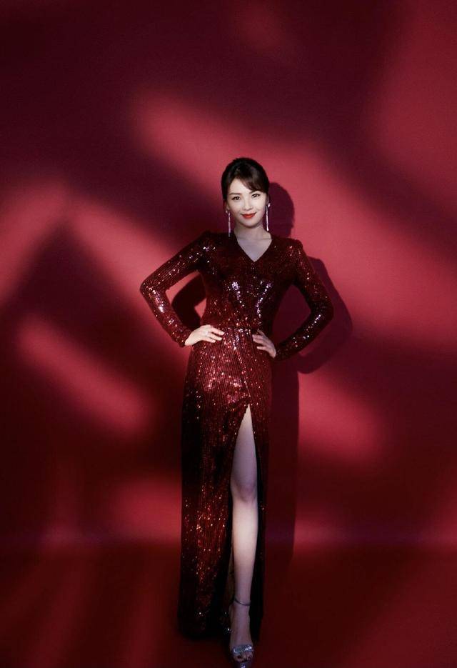 颜色|刘涛的原装五官太出众，穿绿色连衣裙配西装干练知性，飒爽大气