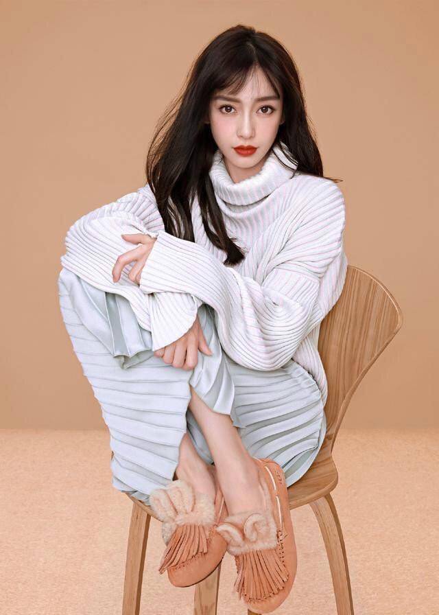 色调|黄圣依的身材属阔太圈top，穿针织衫薄背蛮腰，生俩娃依旧迷人