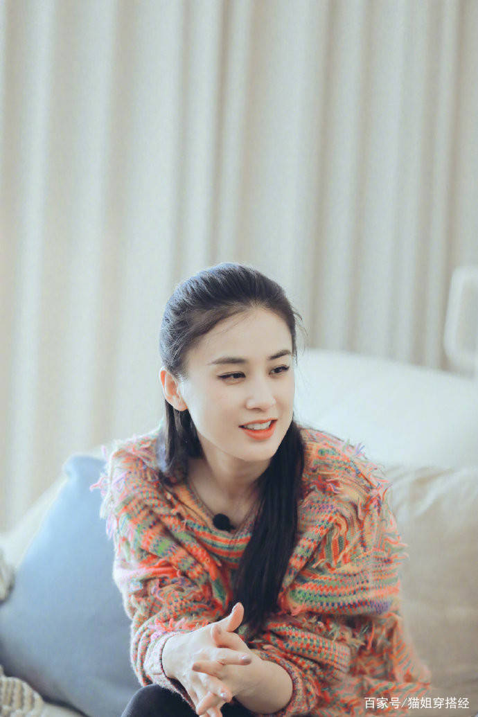 毛衣|黄圣依教婆婆跳女团舞，穿彩虹毛衣减龄时髦，婆媳俩互动太温馨