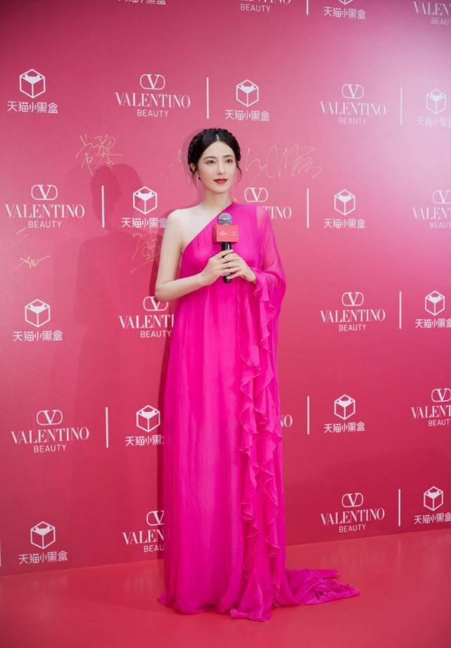 身材|曾黎真是太好看了,穿松垮垮的玫粉色长裙,也不影响颜值发挥