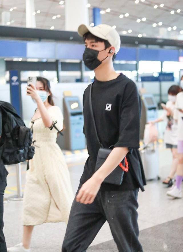 龚俊|龚俊清秀白嫩有少年气质，穿休闲装身材纤细可人，低调装扮也显眼