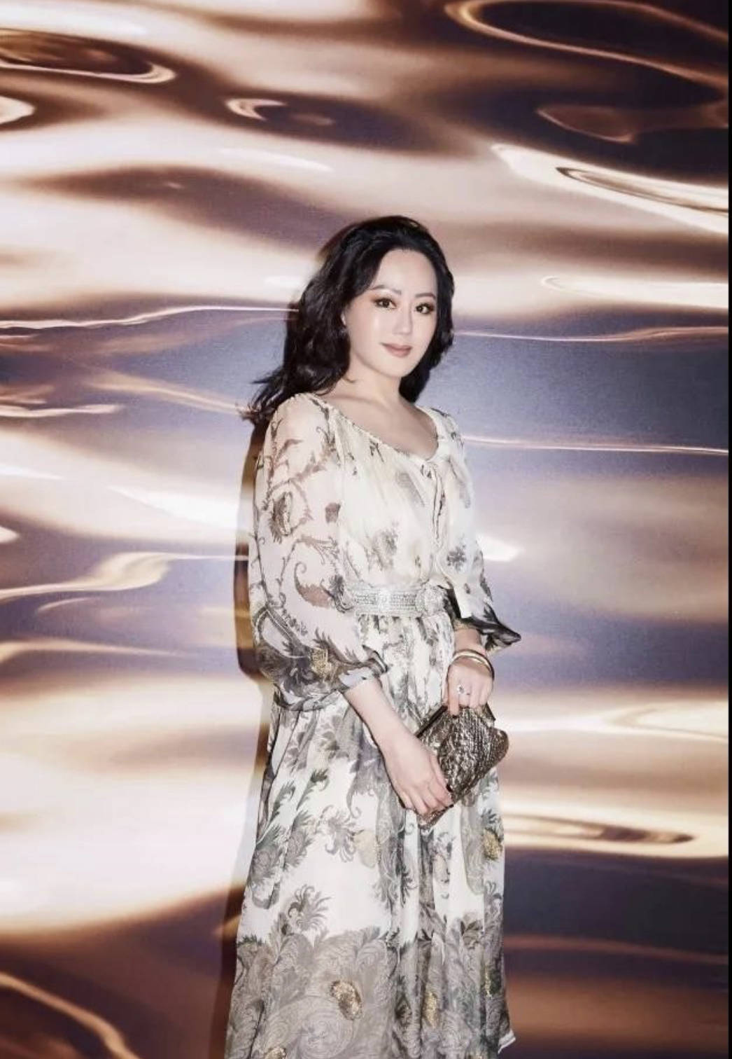 身材|章小蕙有名媛气质,穿碎花“大妈裙”也不俗气,看着不像快60的人