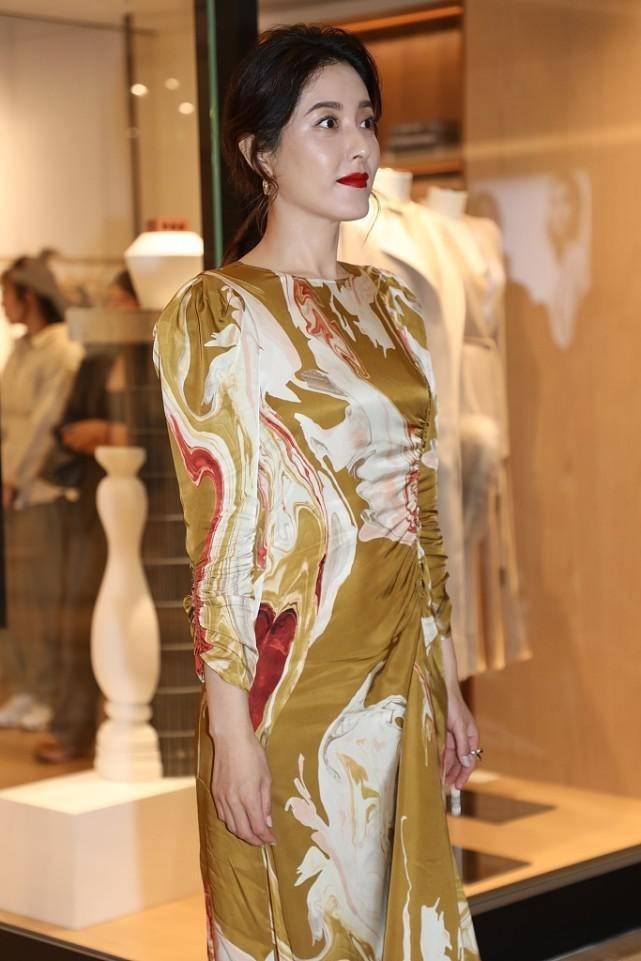 身材|曾黎真是太好看了，穿松垮垮的玫粉色长裙，也不影响颜值发挥