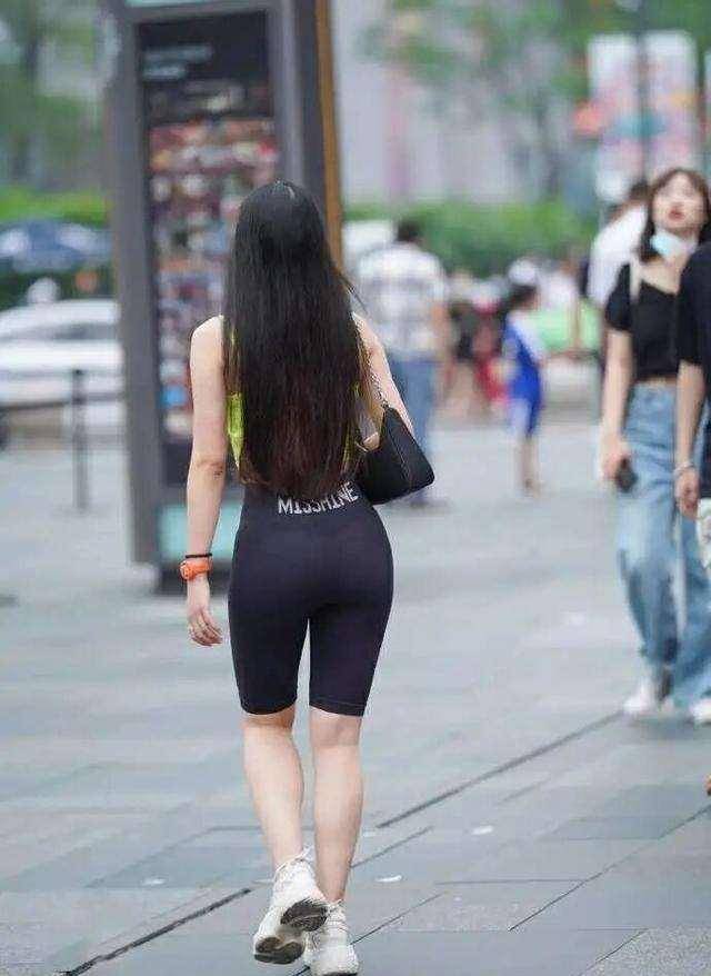 整体|长腿姑娘适合穿打底裤，配色亮眼吸睛，舒适清爽