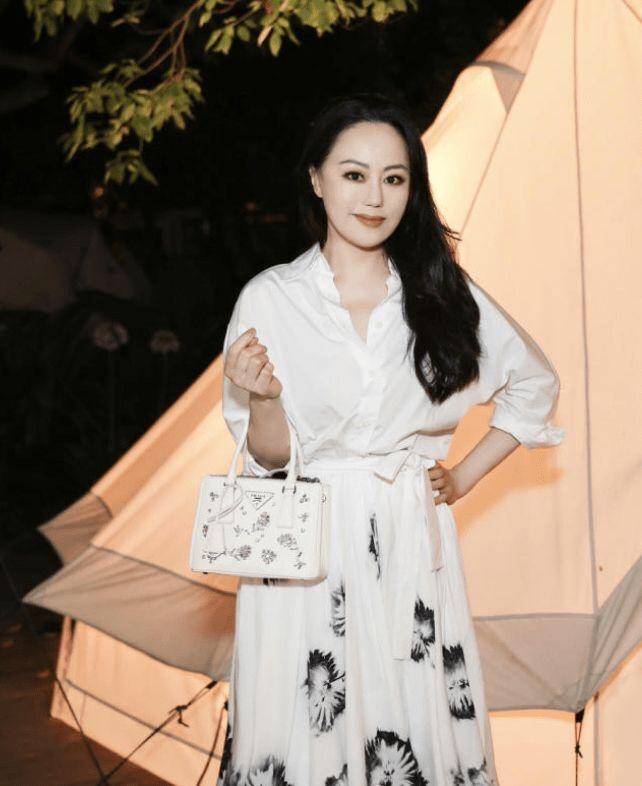 身材|章小蕙有名媛气质,穿碎花“大妈裙”也不俗气,看着不像快60的人