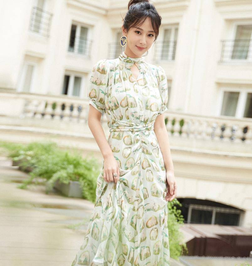 服装|谭松韵撞衫杨紫,两人同穿印花裙,一时间分不出谁更可爱