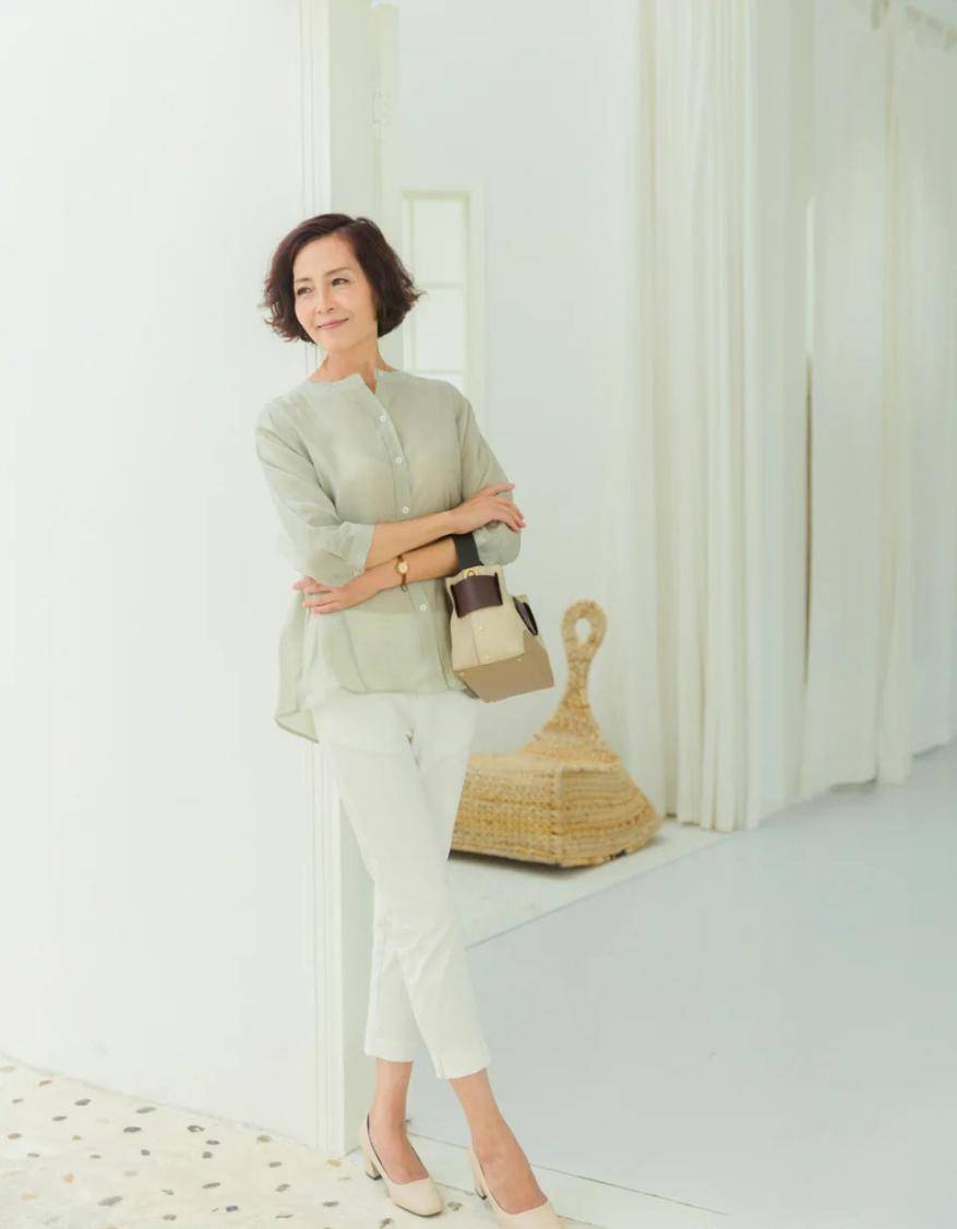 颜色|这才是中年妈妈该有的穿搭！衬衫+直筒裤，气质减龄，很高级