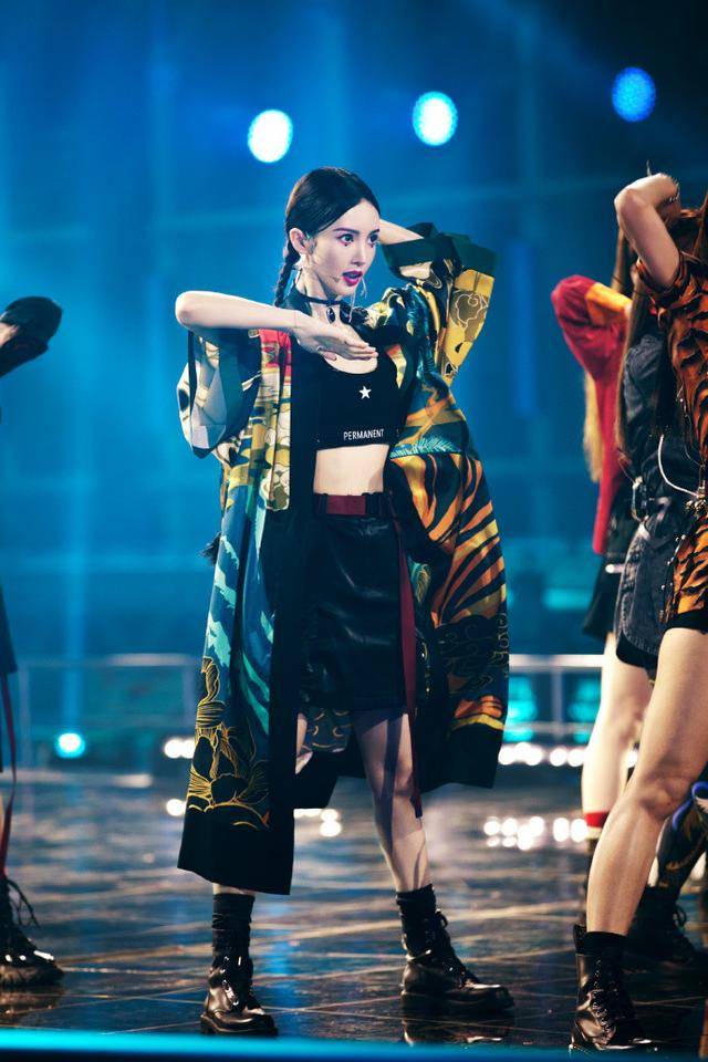 女生|《乘风破浪的姐姐》金晨公演造型,印花外套搭俏皮麻花辫,心动了