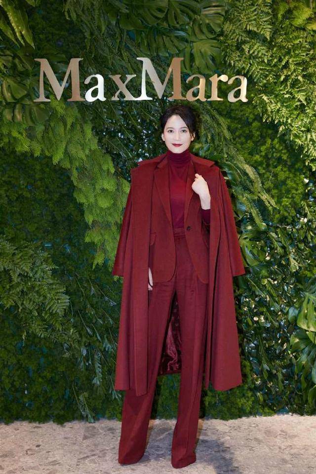 米色|46岁的曹颖让人有点失望,虽然脸胖了不少,但穿大衣身段还很苗条