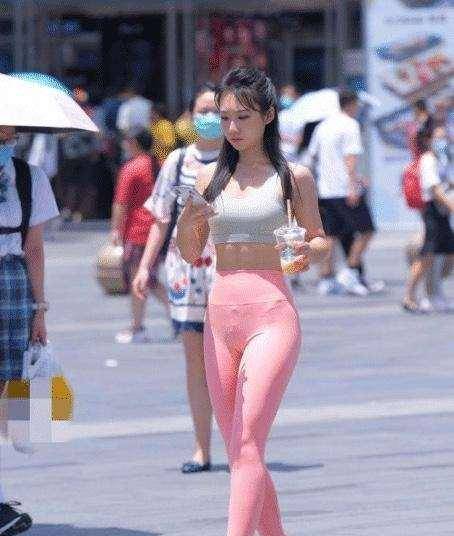 范的|高挑有范的牛仔打底裤美女，穿出不一样的韵味，简约却很时尚
