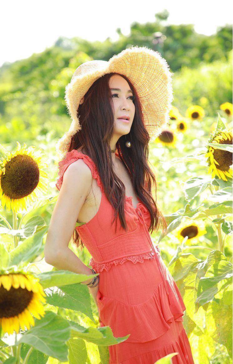 显得|温碧霞的年龄是个谜，看起来“少女感”太强了，一双美腿太吸晴