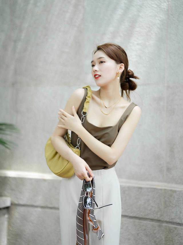 韩系|奔三奔四的气质女神爱这样穿，吊带上衣配西裤干练精致，减龄时髦
