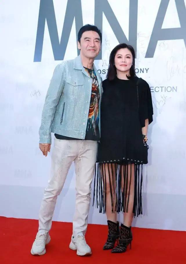 黑色|钟镇涛小12岁妻子太洋气，T恤下摆绑布条当裙子，意外灵动又时髦