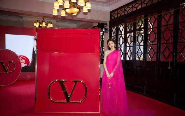 身材|曾黎真是太好看了,穿松垮垮的玫粉色长裙,也不影响颜值发挥