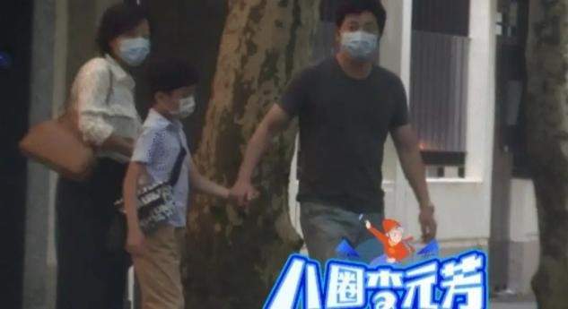 合体|郭京飞一家三口罕见合体，妻子打扮好村味，儿子正脸首曝光太像爸