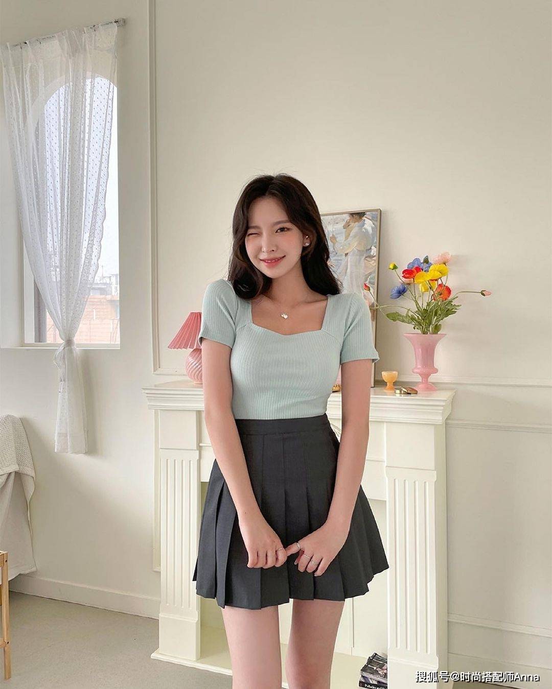 身材|针织T恤与百褶裙是绝配，展露完美身材曲线，穿出超A女神范儿
