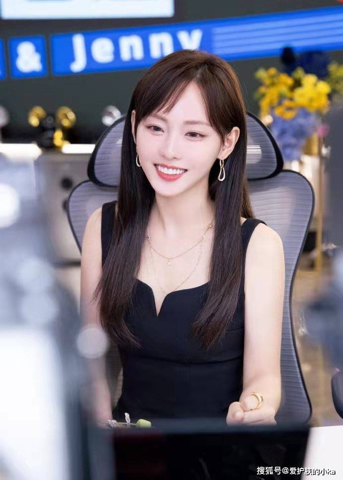 辣妈|张嘉倪瘦成“辣妈圈顶流”，穿黑裙现身薇娅直播间，颜值好少女