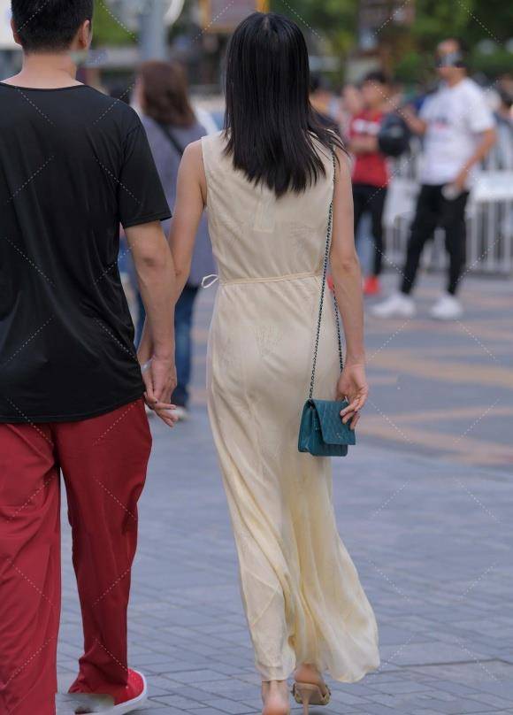 身材|夏季穿搭背心裙，搭配细高跟鞋，清爽靓丽又显气质，优雅有韵味