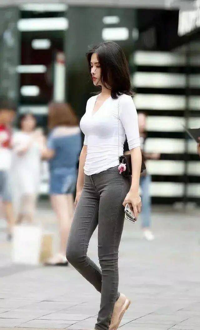 颈部|红白线条长袜搭黑色运动打底裤，撞色搭配吸引目光，潮范十足