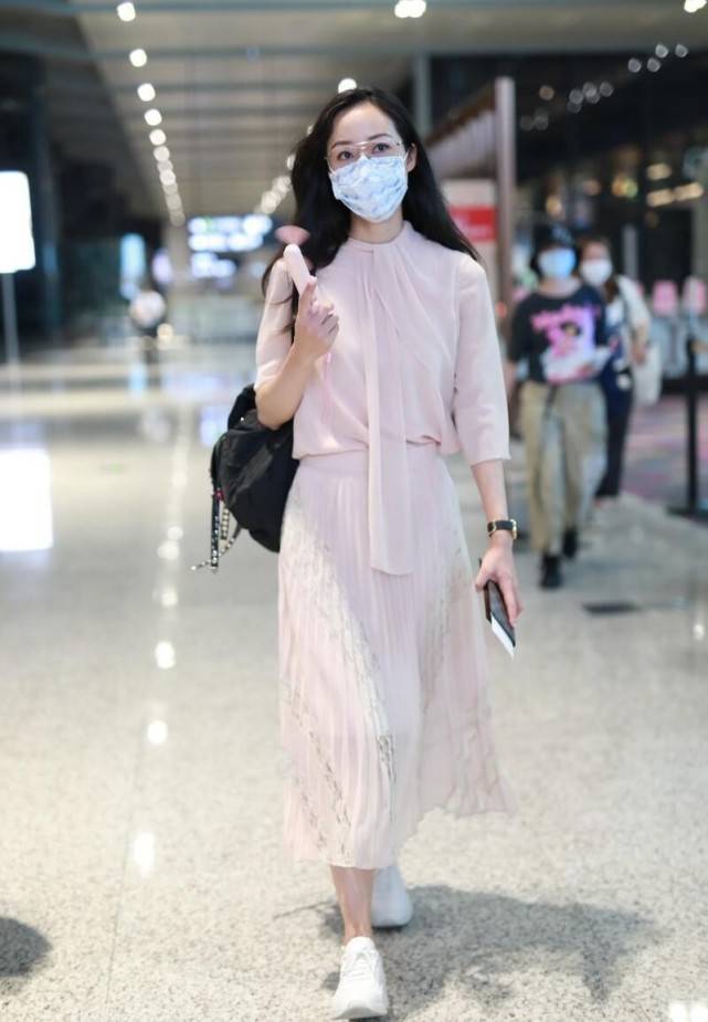 choker|韩雪不像快40的人，T恤配百褶裙显瘦高身材，脖子戴choker似少女