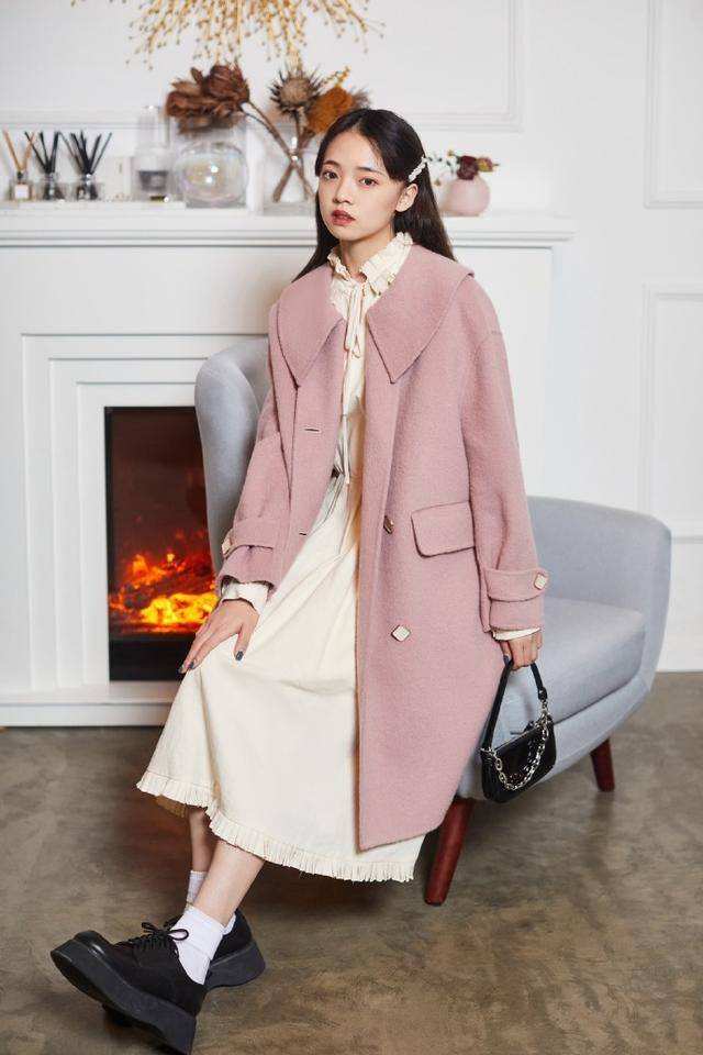 米色|46岁的曹颖让人有点失望,虽然脸胖了不少,但穿大衣身段还很苗条