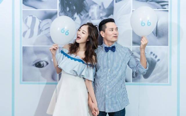 身材|安以轩保养得真好,穿破洞T恤秀幸福家庭,身材曲线一点没走形