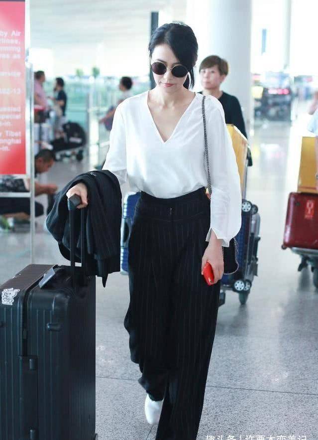小白|这才是今夏流行的打扮“阔腿裤+小白鞋”, 40多岁女人穿很减龄