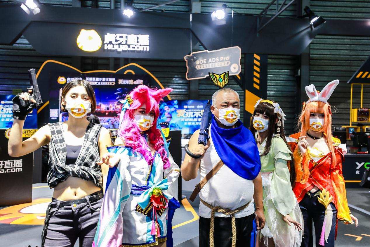 面对这一个60岁的老大爷,穿着cos服去现场开着直