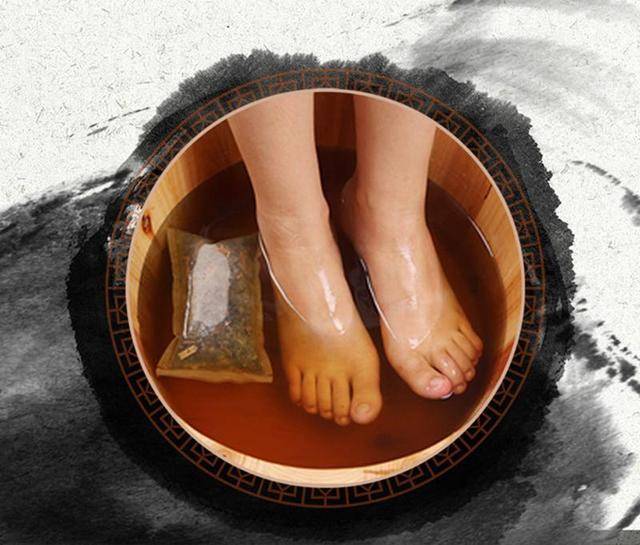 "春天泡脚,升阳固脱;夏天泡脚,祛湿除暑;秋天泡脚,润肺濡肠;冬天泡脚
