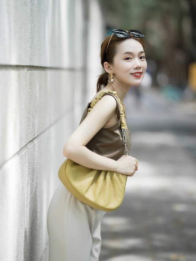 韩系|奔三奔四的气质女神爱这样穿，吊带上衣配西裤干练精致，减龄时髦