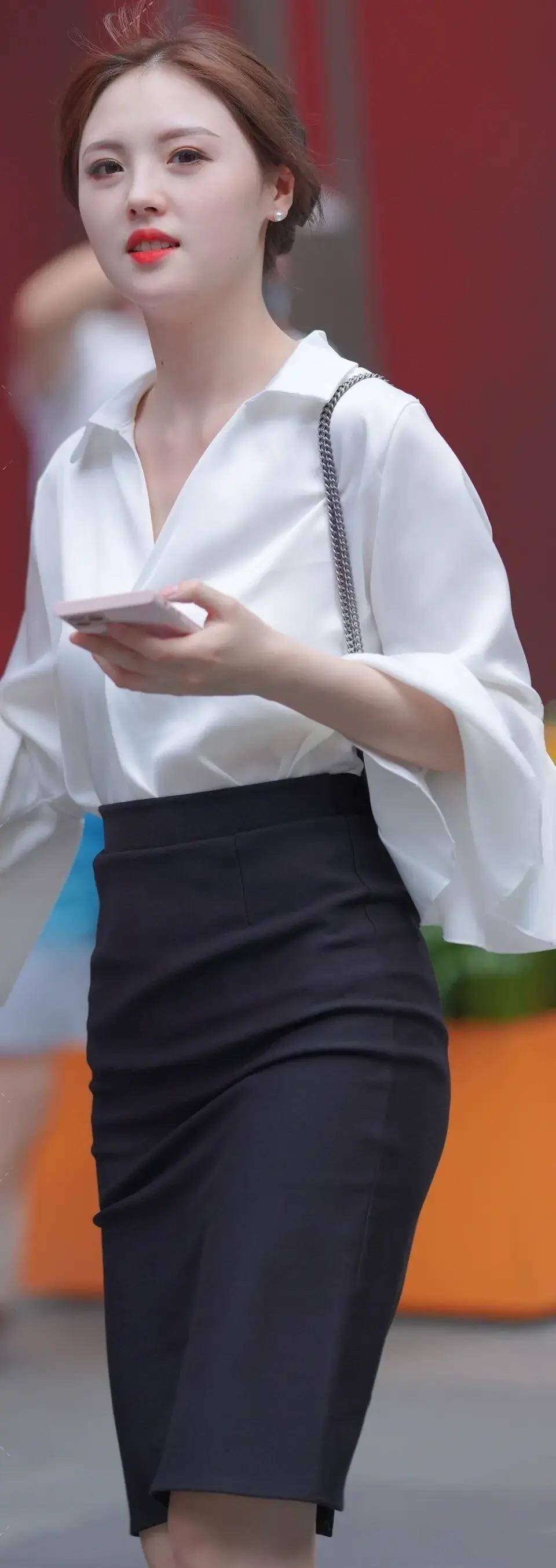 设计|白色翻领衬衫搭配黑色开叉半身裙，简单搭配就能让造型美感进阶