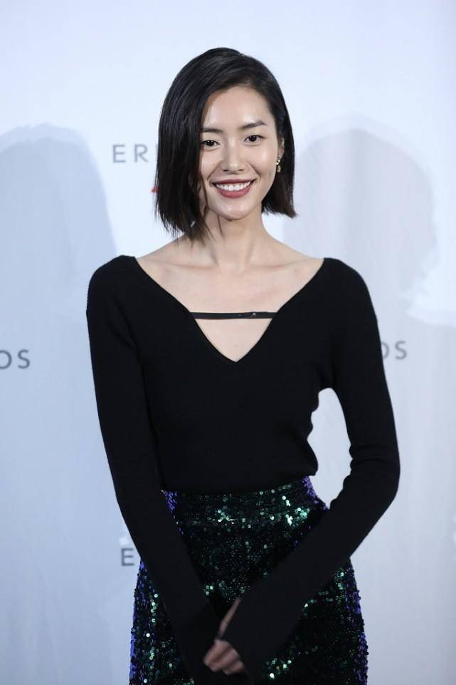 进行|刘雯真不愧是超模，身材骨感有腰有腿，穿俗气亮片也有高级感