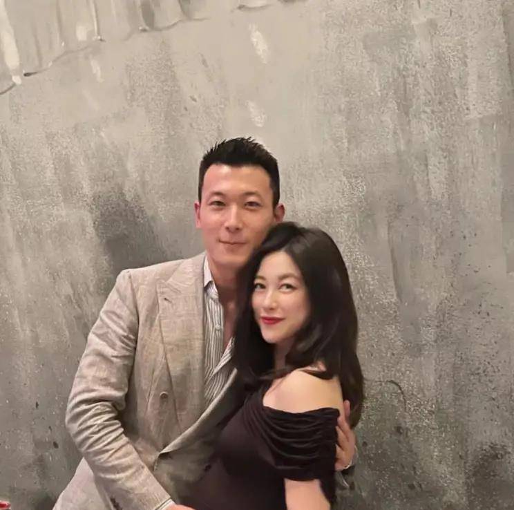 大肚子|朱珠最美孕妇造型曝光！过生日像走红毯，挺8月大肚子穿黑色礼服