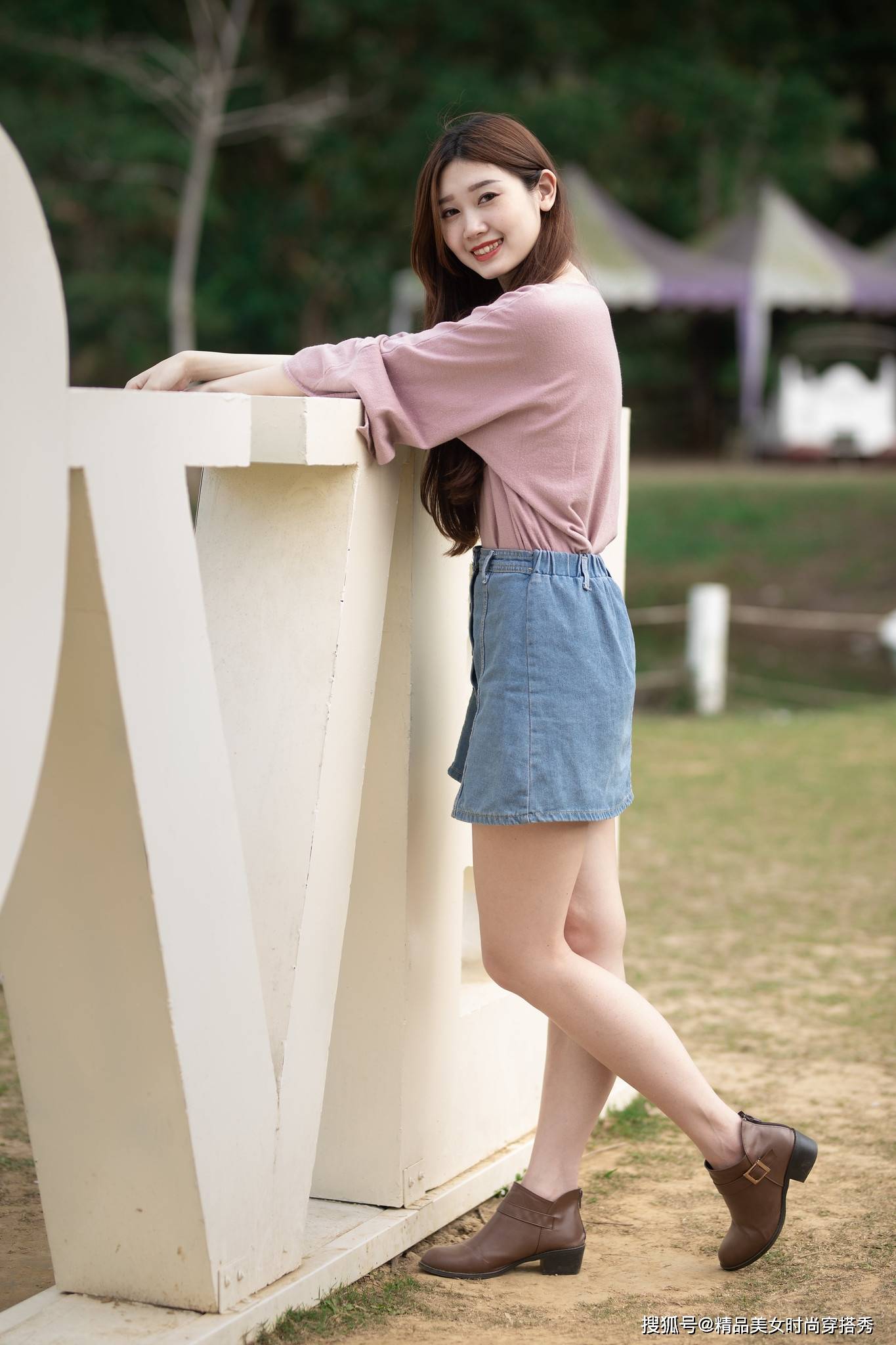 夏天|浅色的牛仔半裙，纽扣的设计，复古中又带点小清新，穿上它美美哒