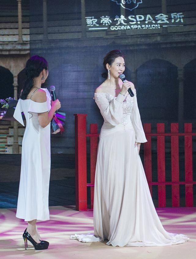 身材|翁虹的气质看着还挺高级的，可是礼裙穿得挺普通，显不出身材优势