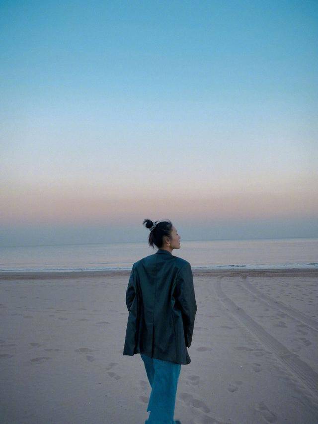 整体|“大表姐”刘雯真时尚，简约阔腿裤也时髦，不愧是超模界翘楚