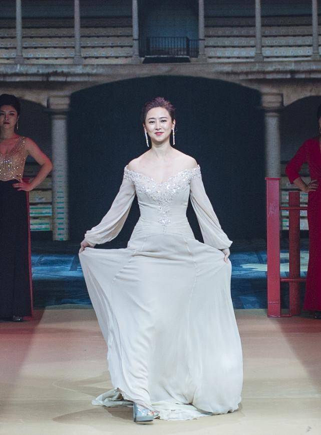 身材|翁虹的气质看着还挺高级的，可是礼裙穿得挺普通，显不出身材优势