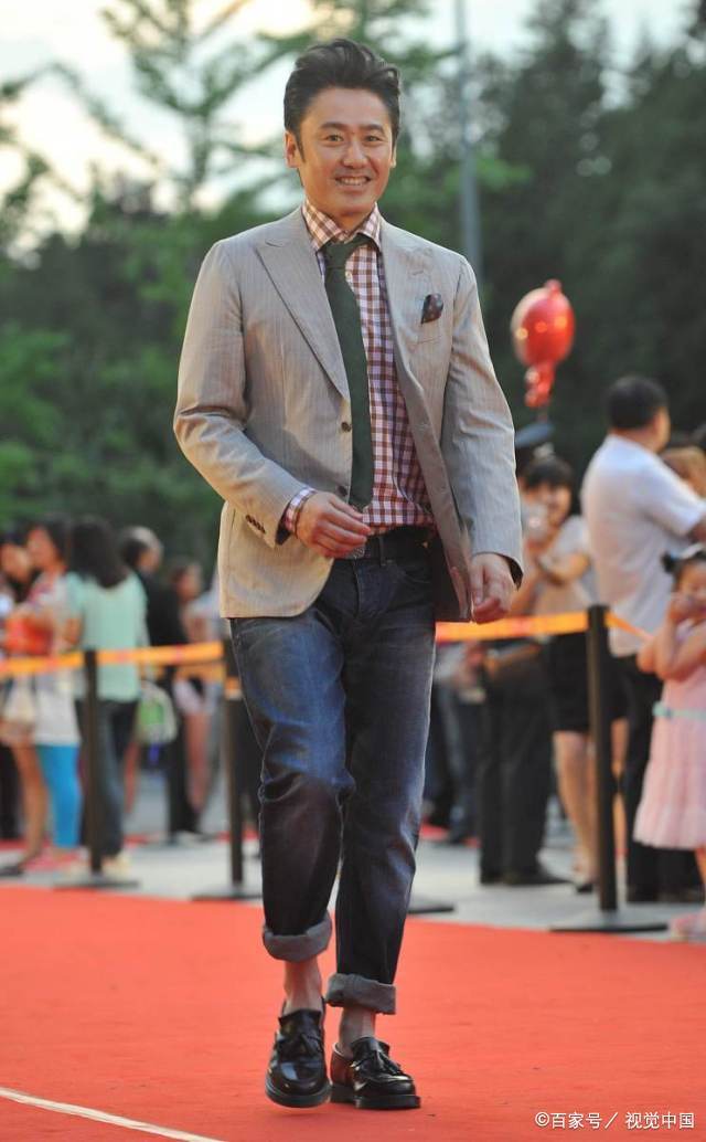 西装|52岁吴秀波机场显邋遢,穿皮衣拉链只拉一半,圆鼓鼓啤酒肚挺明显