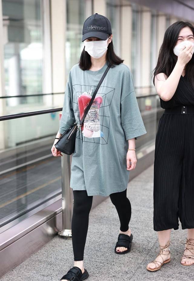 图案|蒋勤勤斜方肌有点厚，穿一字肩礼裙线条明显，好在颜值更吸引视线